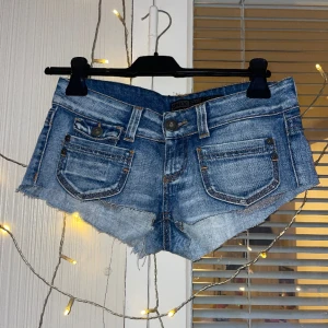 Korta shorts  - Väldigt väldigt korta shorts från märket Only, low waist