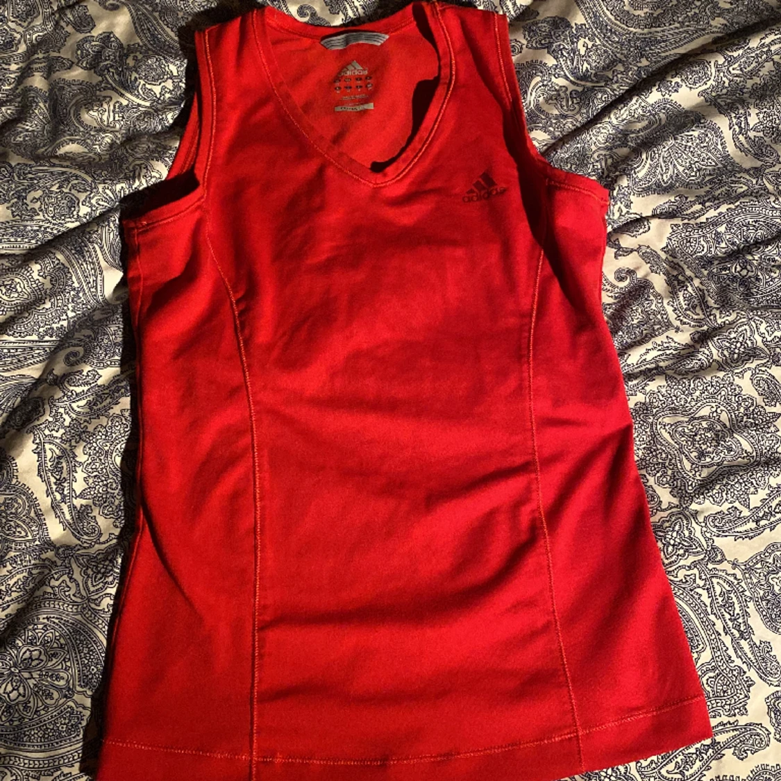 En fin adidas träningströja
