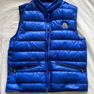 Moncler väst - Säljer mina blåa Moncler väst, färgen är rätt rare. Den är 9/10 i skick, inga flaws. No og