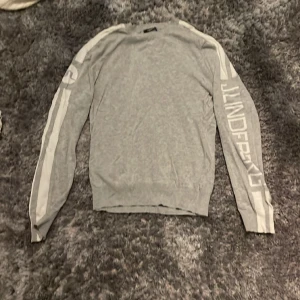 Grå J.Lindeberg - Jätteskön tröja från J.Lindeberg som tyvärr inte kommit till användning :(  Nypris: 800kr