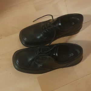 Barnskor  - Pojk skor,  helt nya . Djur och röktfritt hem.  Annonsen ligger på flera sidor. 