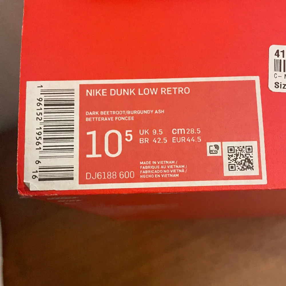 Säljer nu mina Nike dunks i storlek 44,5 nypris 1200 (BOX MEDFÖLJER). Använt ett fåtal gånger eftersom dom inte passade mig så bra, så de är fortfarande i ett väldigt fint skick. Om det finns några funderingar så är det bara att skriva.. Skor.