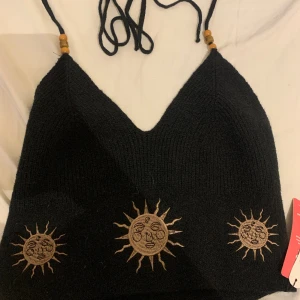 Svart stickad tröja  - Svart stickad tröja med band runt halsen man kan knyta med solar på aldrig använd och pris lappen kvar på 