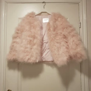 Rosa fluffig pälsjacka - Aldrig använd, superfin å mjuk  passar dig i strlk xs-s  obs inte riktig päls   å skulle säga att den e mer för vår å sommarkvällar 