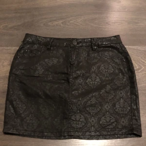 Kort läcker kjol  - Mycket snygg i stretchigt tyg  Endast testad 