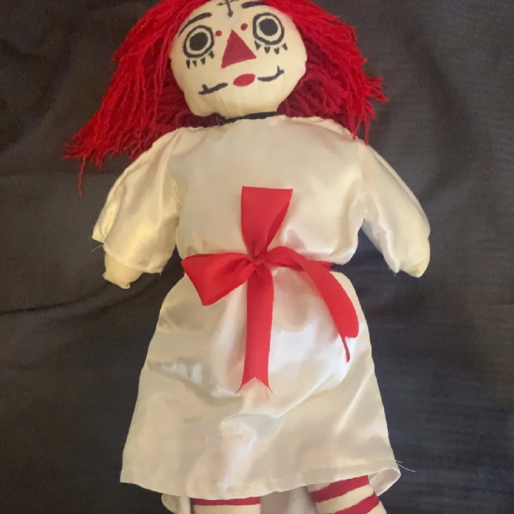 Annabelle liknade docka typ,min syster gjorde den i 5:an så den är ca 6 år gammal. Ser inte riktigt ut som Annabelle men det var min syrras idea att göra den. Halloween aktig, dekoration eller för folk som gillar läskiga och lebbiga saker. Övrigt.