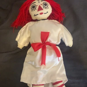 Docka - Annabelle liknade docka typ,min syster gjorde den i 5:an så den är ca 6 år gammal. Ser inte riktigt ut som Annabelle men det var min syrras idea att göra den. Halloween aktig, dekoration eller för folk som gillar läskiga och lebbiga saker