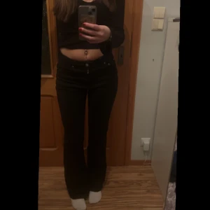 Low waist jeans - Ett par low waist och väldigt strechiga jeans från gina tricot. Nästan aldrig använda.