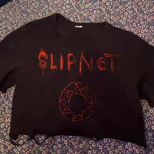 Croppad Slipnot t-shirt - En hemma gjord Slipnot t-shirt som är i bra skick. Kan tvättas💕