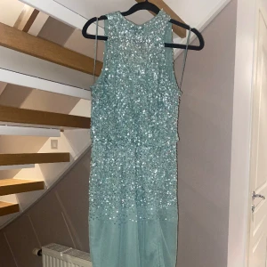 Cool turkos klänning - Detta är en turkos cocktail klänning som är köpt från Zalando. Den är i riktigt god skick. 