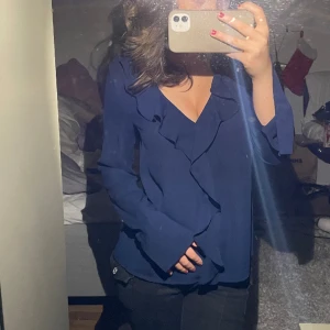 Mörkblå blus  - Superfin mörkblå blus med volang detalj! Nyskick🎀 klicka gärna på ’köp nu ’ eller dm vid frågor. 