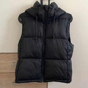 Zara väst - Säljer min zara väst perfekt till sommaren, har haft på den 2-3 gånger nypris 559kr  