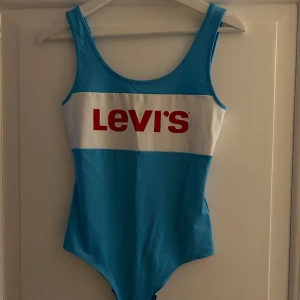 Levi’s - Bodysuit/badräkt Nyskick, aldrig använd☺️ Säljer allt för 50kr nu då jag ska flytta, skynda fynda🫶🏼