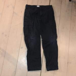 Ett par relaxade fit cargo pants. Dem är smått söndertrampade på hälen vid båda sidor (se bild 3) Skriv till mig om du är intresserad! MVH Olov