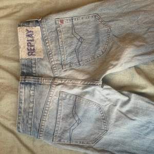 Raka, lågmidjade replay jeans som tyvärr är för små. Storlek midja 25/ längd 32.  Midja ca 70cm, innerbenslängd 80 cm, bredd på benen 21 cm