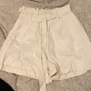 Vita shorts - Knappt använda och bra skick’ 