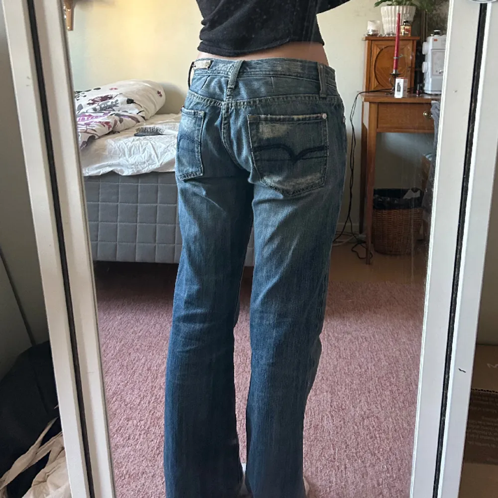 Så snygga lågmidjade jeans! Midjemått ca 38cm. Har ett hål mellan benen (se tredje bilder), skriv för fler bilder och detaljer. 💞💞. Jeans & Byxor.