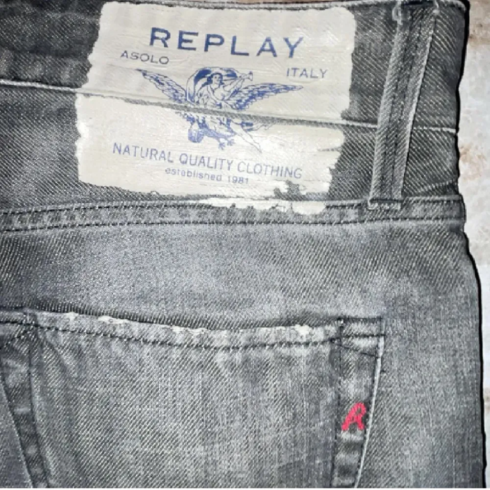 Tjena säljer dessa replay jeansen då dom har blivit lite för korta för mig. Skicket är 8/10. Hör gärna av er om ni har några frågor. Jeans & Byxor.