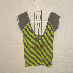 Randig topp - Cool randig topp i neon grön/gul och grå färg