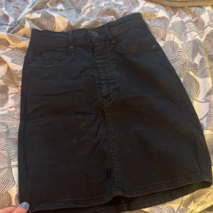 Jeanskjol Gina tricot - Hej☺️ Säljer min jeans kjol ifrån Gina tricot. Strl S, kjolen är i ny skick och endast använd på en skolavslutning. Det är katthår på kjolen men innan jag skickar kjolen så tvättar jag den. Står ej för frakt.