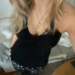 Festtopp  - Snygg festtopp med spetsdetaljer!💕