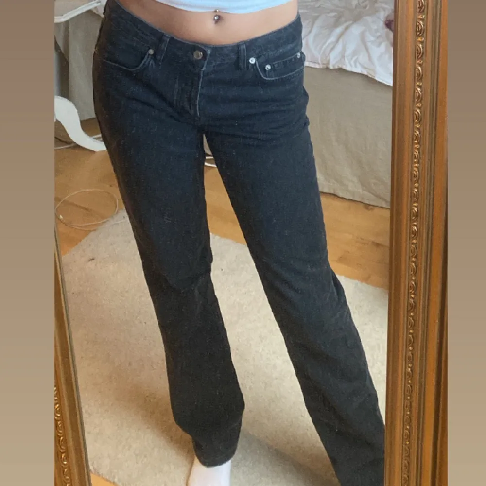 Lågmidjade svarta jeans. Jag är 178 cm Knappt använda . Jeans & Byxor.