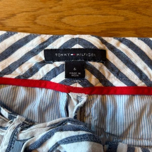 Tommy Hilfiger-byxor - Blå/vita Tommy Hilfiger-byxor i nyskick. Väldigt sköna :)