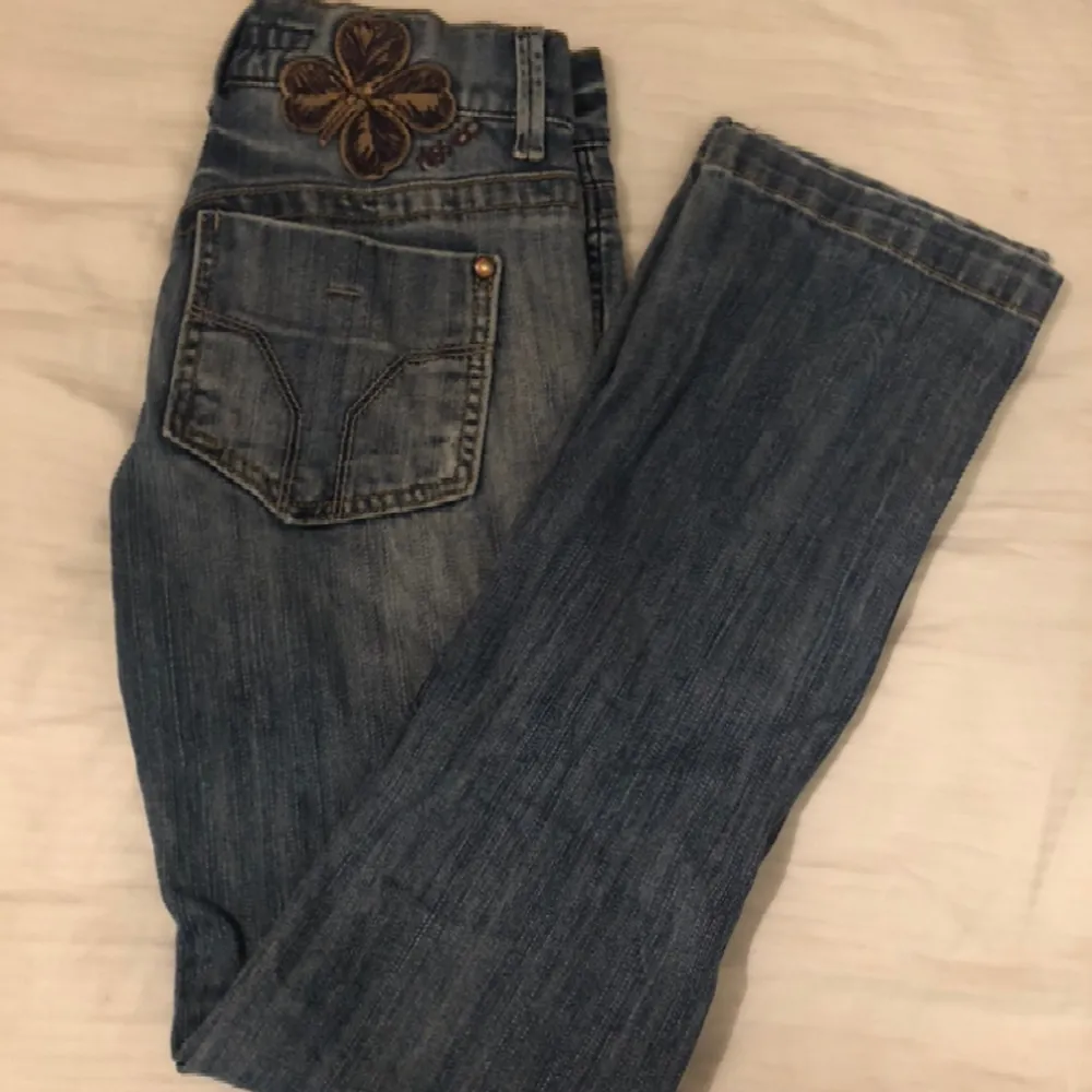 Lågmidjade bootcut miss sixty jeans!💓 Sparsamt använda. Innerbenslängd: 78 cm. Möts gärna upp i Stockholms området! Annars står köparen för frakt. Tar endast Swish💞💞. Jeans & Byxor.