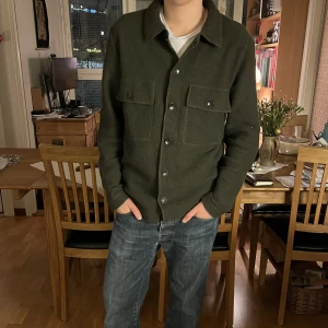 Olivgrön overshirt - Olivgrön overshirt från Selected Homme. Skicket är bra och sitter perfekt modellen som är 175cm!