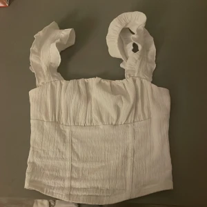 Vitt linne - Säljer nu mitt vita linne då jag inte använder det längre. Det är i bra skick och är storlek xxs 