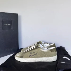 Saint Laurent skor - Säljer ett par saint Laurent skor i storlek 41, cond 10/10 använda en gång (Skorna ska se slitna ut). Tillkommer endast skor