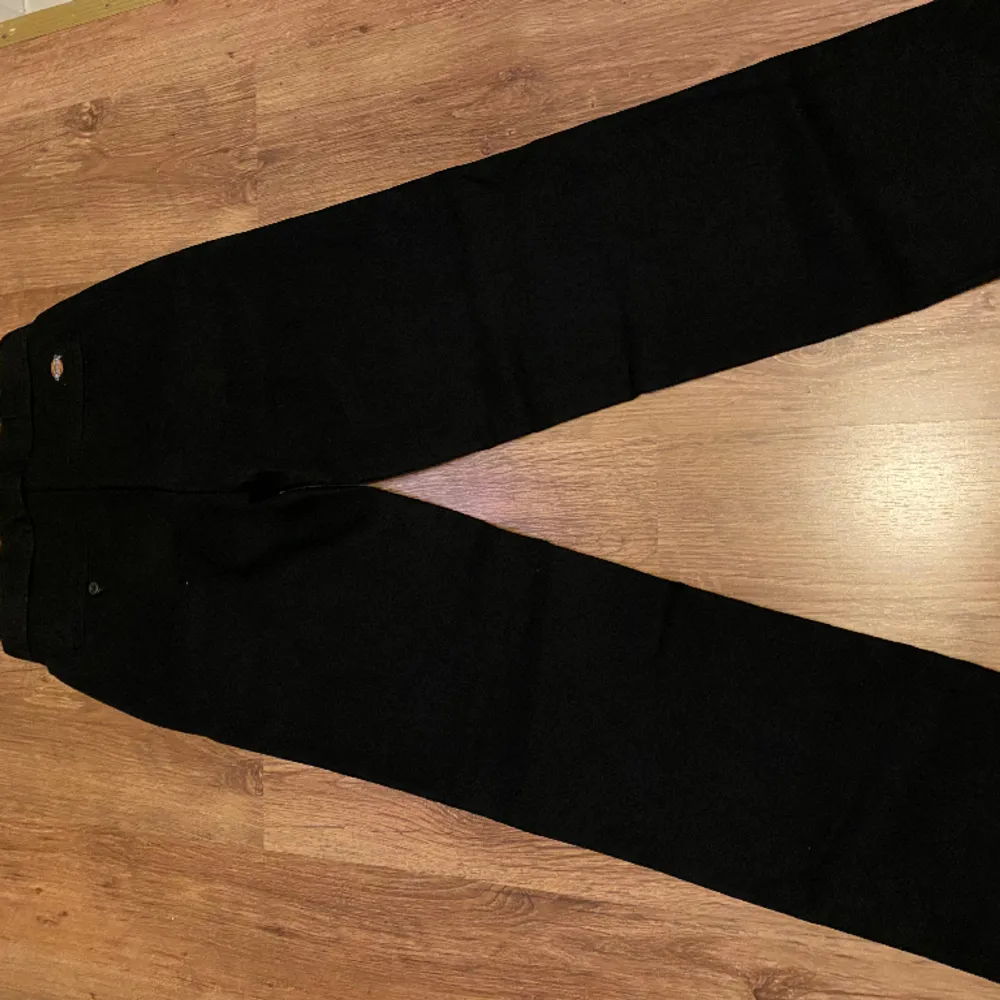 Helt oanvända svarta tygbyxor från dickies Ge gärna prisförslag. Jeans & Byxor.