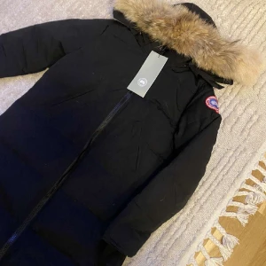 Canada goose jacka dam -  AA kopia av canada goose jacka helt ny med äkta päls. Säljer den då den är för liten på mig. 
