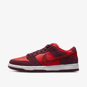Nike SB dunk Cherry - Nike SB Cherrys i srl 42. Nypris ca 2500-3000. Säljer för att de är för små och inte passa min stil längre. Köpta från restocks med box och extra snören kvar. Kom dm för bilder. 8/10 skick