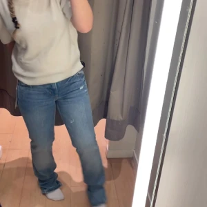 Low waist jeans - Superfina low waist straight jeans ifrån hm, aldrig använda. Hör av er vid frågor o fler bilder!😍😋nypris 400kr