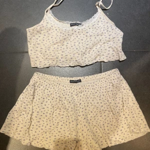 set - shorts och linne från brandy melville i matchande mönster använt typ 2 gånger, onesize men skulle uppskatta storleken till en stor s eller liten m