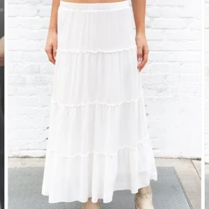 Brandy Melville Izzy skirt S - Maxikjol från Brandy Melville, i fint skick! Upplever inte att man ser igenom den, vilket är ett plus🤎