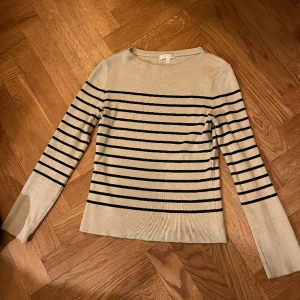 Randig långärmad tröja  - Tröja från märket Kookaï🙌🏽 Passar xxs/xs och är i fint skick!🥰