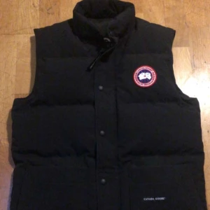 canada goose väst  - säljer min fina canada goose väst då jag inte använder den inte längre fin skick 9/10