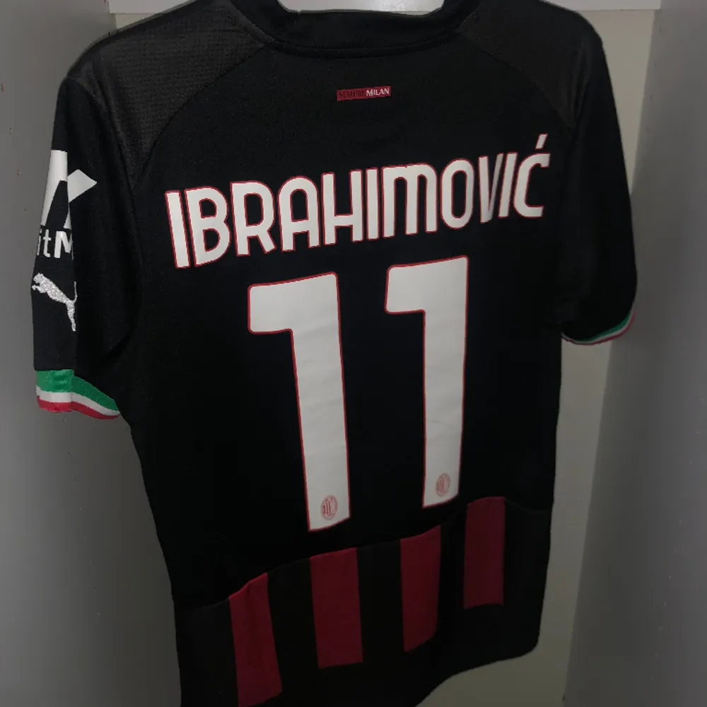 Ac Milan tröja ny skick använt fåtal gånger. Storlek M. Ibrahimovic på baksida. . T-shirts.