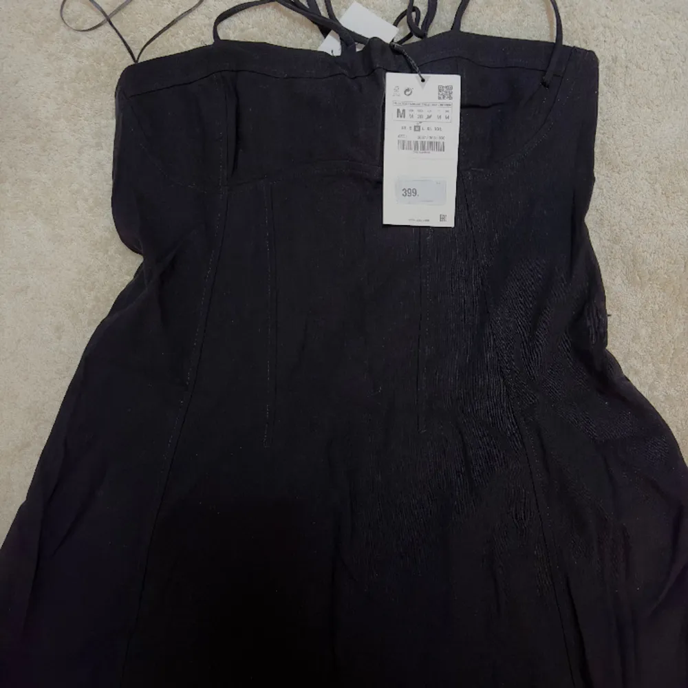 Sold out on the website; zara new with tags linen blend dark dress; a timeless little black dress with a modern twist. Features thin, delicate straps and a flattering silhouette. Perfect for evening events or stylish . Klänningar.