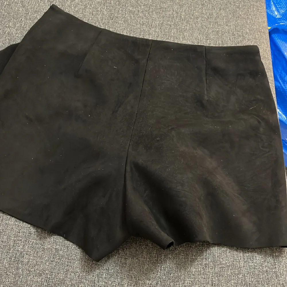 Shorts från zara som jag säljer pga den är för stor tyvärr, inga defekter.!. Shorts.