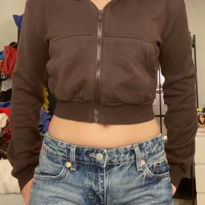 Croppad brun hoodie - Säljer denna jättefina croppade bruna hoodien från H&M. Säljer då den inte kommer till användning längre. Har inte används många gånger och är i bra skick. OBS! Tvättar alltid plaggen innan jag skickar iväg dom.