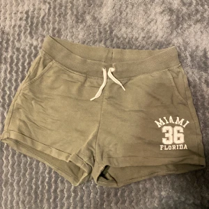 Mjukis shorts - Dessa militärgröna mjukisshorts från HM har använts mycket men det finns inga tydliga tecken på änvändning. Sköna att ha på sig.