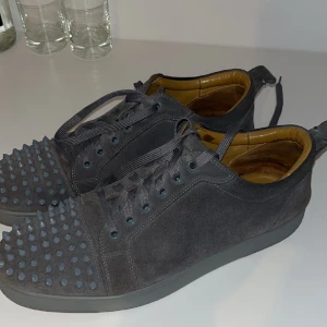 Loubitins  - Säljer mina loubs finns lite skavanker men inget man tänker på. dustbag och låda ingår. storlek 45 säljes relativt billigt pga av att jag behöver pengar asap Byten mot andra skor är också väldigt intressant obs bara mot skor i storlek 43 