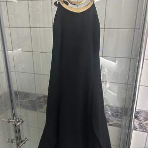 (Sista bilden är en lånad bild!) Marciano klänning med guldkedja på, som aldrig används i XS. Kan tänkas gå ner i pris med snabb och smidig affär🩷