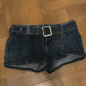 Ett par H&M shorts. Helt nya och aldrig använda, lappen sitter fortfarande kvar.   Inköpspris: 249kr🤩🤩