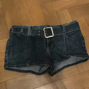 Ett par H&M shorts. Helt nya och aldrig använda, lappen sitter fortfarande kvar.   Inköpspris: 249kr🤩🤩