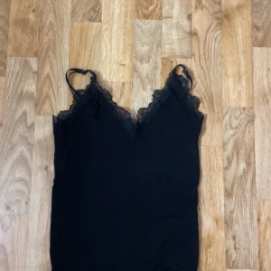 Svart Linne - Svart Linne från new yorker i storlek S, använt ett par gånger men är i bra skick och inget slit går att ändra banden vid axlarna. Super snyggt men säljs pågrund utav att den inte kommer till användning 