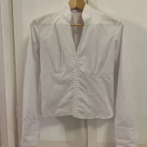 Korsett skjorta 💋 - Snygg vit skjorta som knäpper och liknar en korsett, skriv om ni har frågor eller vill ha fler bilder 🫶🏼